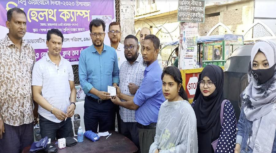 চাঁদপুর রোটারী ও রোটার‍্যাক্ট ক্লাব অব হিলশা সিটির ফ্রি হেলথ ক্যাম্প