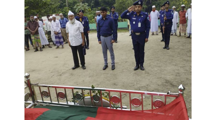 মতলবে মুক্তিযোদ্ধাকে রাষ্ট্রীয় মর্যাদায় দাফন