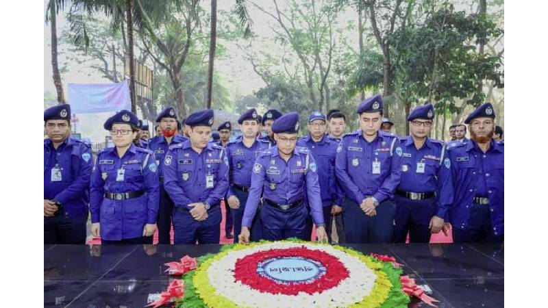 শহীদ বুদ্ধিজীবীদের প্রতি চাঁদপুর পুলিশ সুপারের শ্রদ্ধা