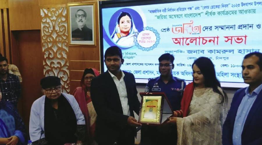 চাঁদপুরে শ্রেষ্ঠ জয়িতা সম্মাননা পেলেন তানিয়া ইশতিয়াক