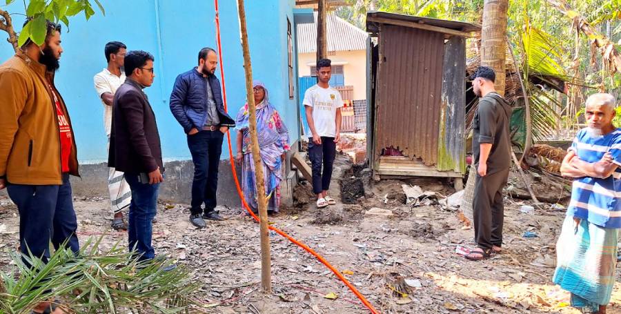 নিজের গাছে শাবল দিয়ে কুপিয়ে অন্যকে হয়রানির চেষ্টা