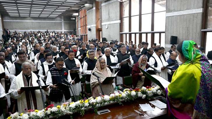 শপথ নিলেন নবনির্বাচিত সংসদ সদস্যরা