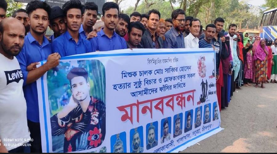 কচুয়ায় গ্রেফতারকৃত ৯ আসামির ফাঁসির দাবিতে এলাকাবাসীর মানববন্ধন