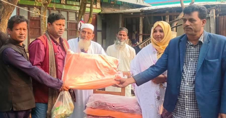 কচুয়ায় অগ্নিকাণ্ডে ক্ষতিগ্রস্থদের পাশে দাড়ালেন ইউপি সদস্য আখি আক্তার