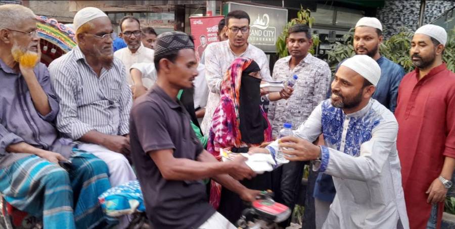 ইফতার নিয়ে অসহায়দের পাশে অ্যাড. হুমায়ুন কবির সুমন