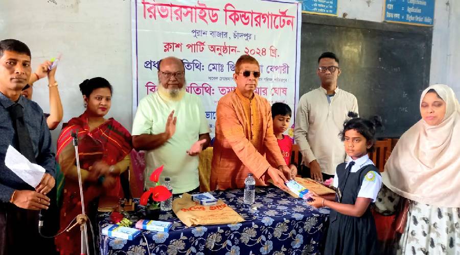 চাঁদপুর রিভারসাইড কিন্ডারগার্টেনের ক্লাস পার্টি ও পুরস্কার বিতরণ