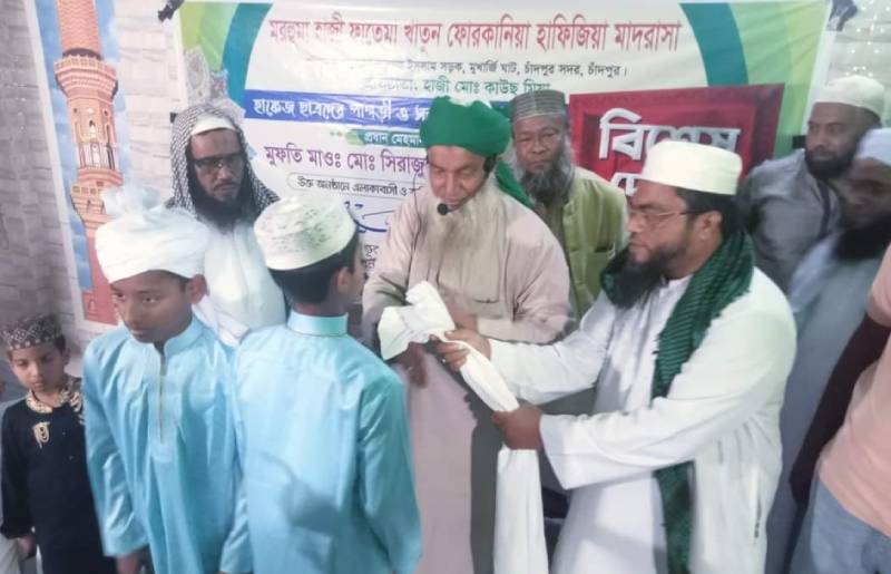 ৬ জন হাফেজ ছাত্রদের পাগরী ও সনদ প্রদান