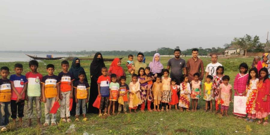 নতুন জামা পেয়ে খুশিতে আত্মহারা শিশুরা