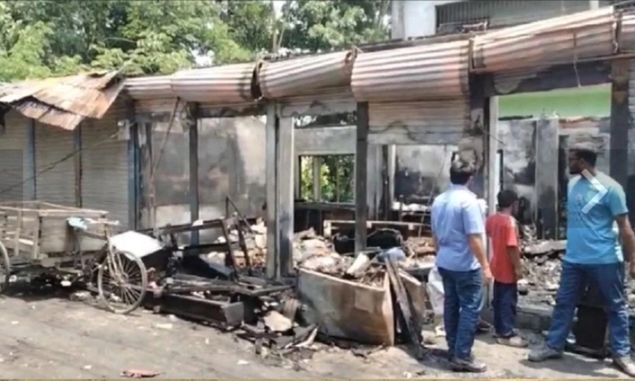 হাজীগঞ্জে অগ্নিকাণ্ডে ৮টি ব্যবসাপ্রতিষ্ঠান পুড়ে ছাই