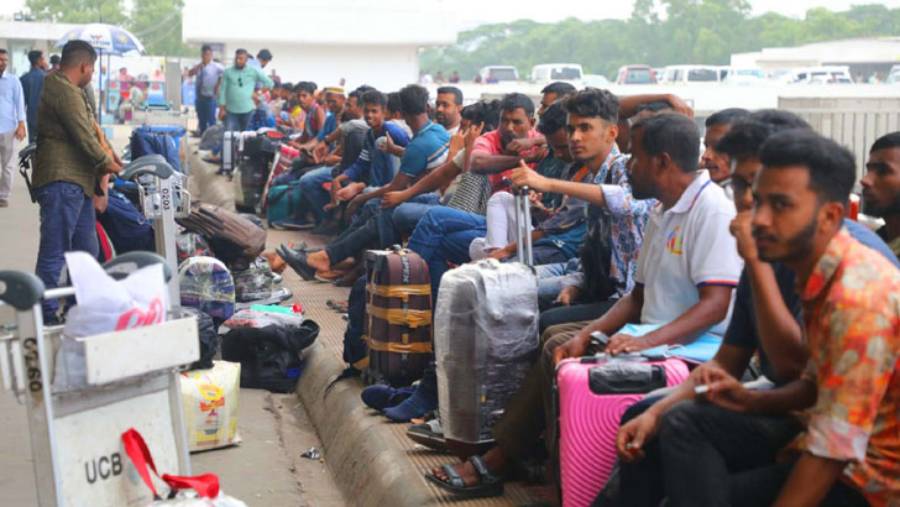 মালয়েশিয়ায় যেতে টিকিট ছাড়াই বিমানবন্দরে যাত্রীদের অপেক্ষা