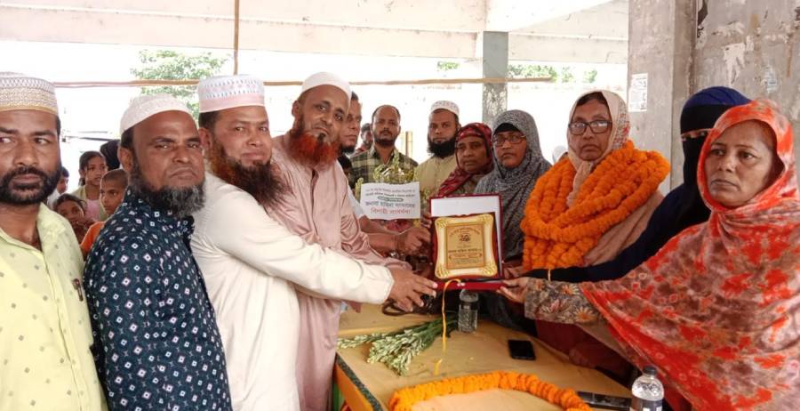 কচুয়ায় প্রধান শিক্ষিকা হাসিনা আক্তারকে বিদায় সংবর্ধনা প্রদান