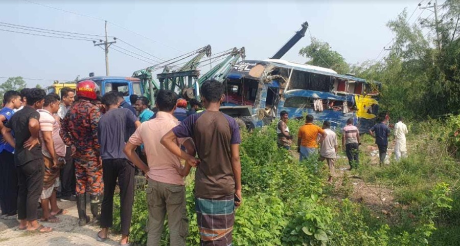 ঢাকা-চট্টগ্রাম মহাসড়কে সড়ক দুর্ঘটনায় নিহত ৫, আহত ৭