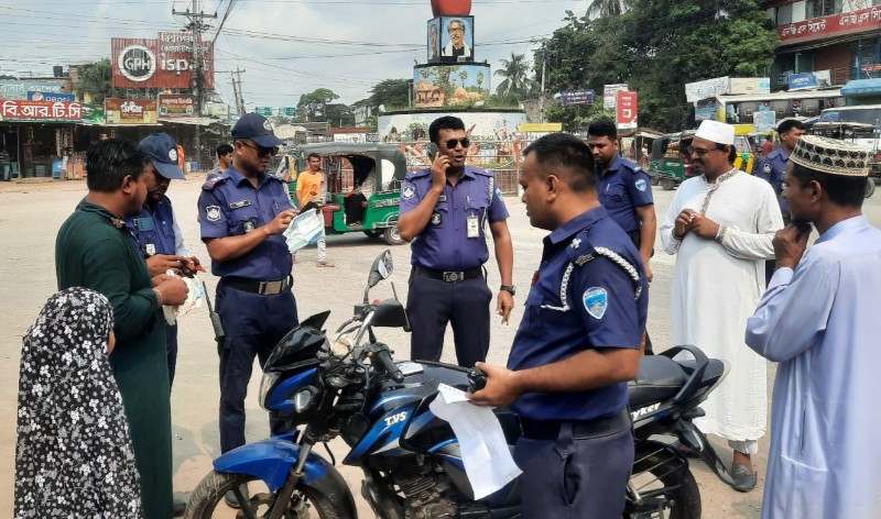 হাজীগঞ্জে নো হেলমেট নো ফুয়েল কার্যক্রম শুরু