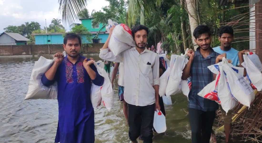 চাঁদপুরে বন্যার্তদের মাঝে গণঅধিকার পরিষদের ত্রাণ বিতরণ