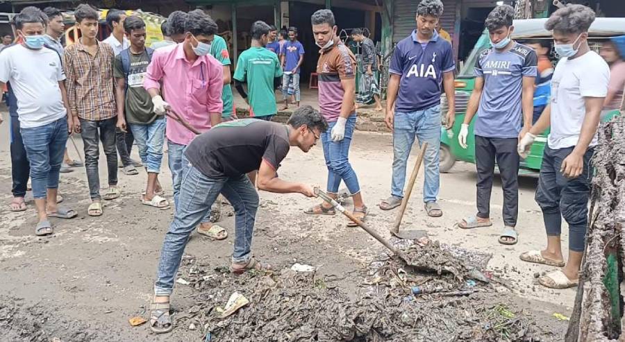 কচুয়ায় ময়লা-আবর্জনা পরিষ্কার করেছে বিডি ক্লিন ও শিক্ষার্থীরা