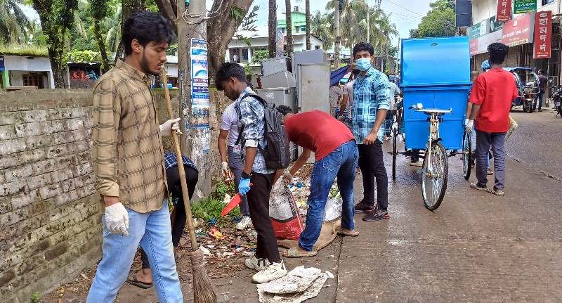 ফরিদগঞ্জে শিক্ষার্থীদের পরিষ্কার-পরিছন্ন কর্মসূচি