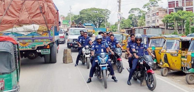 ফরিদগঞ্জে জনমনে আস্থা ফেরাতে সেনা-পুলিশ ও প্রশাসনের মহড়া