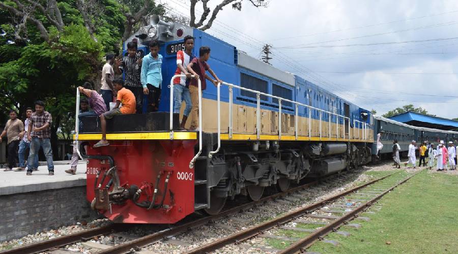 ব্যাপক নিরাপত্তায় চলছে চাঁদপুর-চট্রগ্রাম রুটে সাগরিকা এক্সপ্রেস