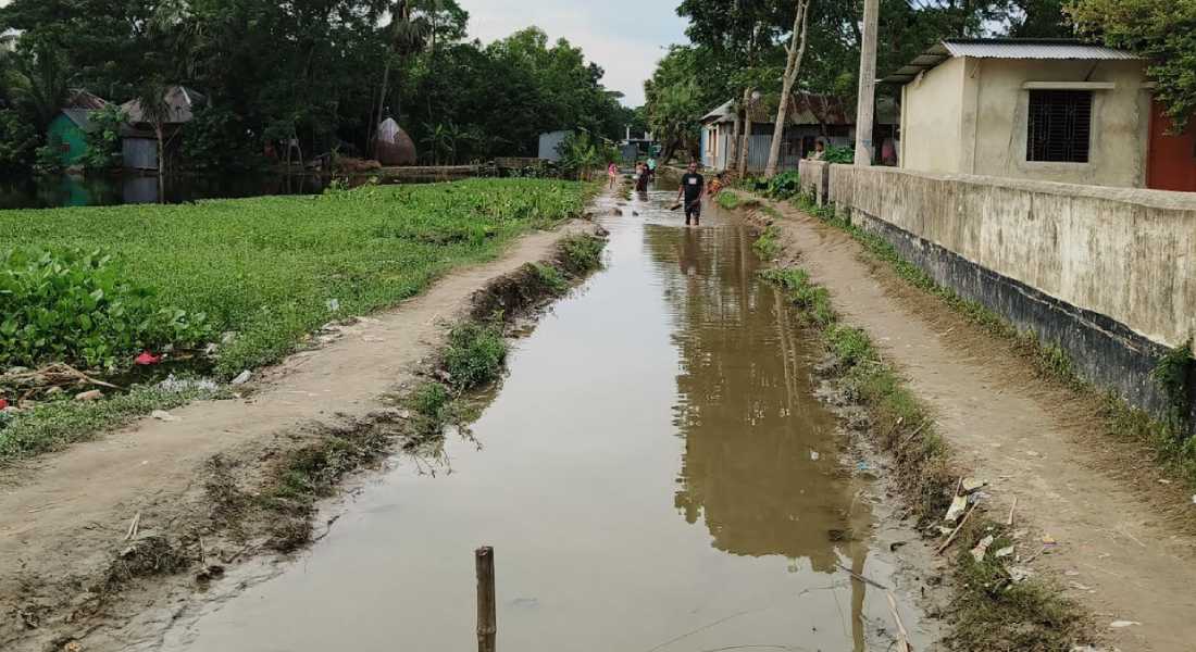 হাজীগঞ্জে বন্যার পানিতে গ্রামীণ রাস্তার বেহাল দশা