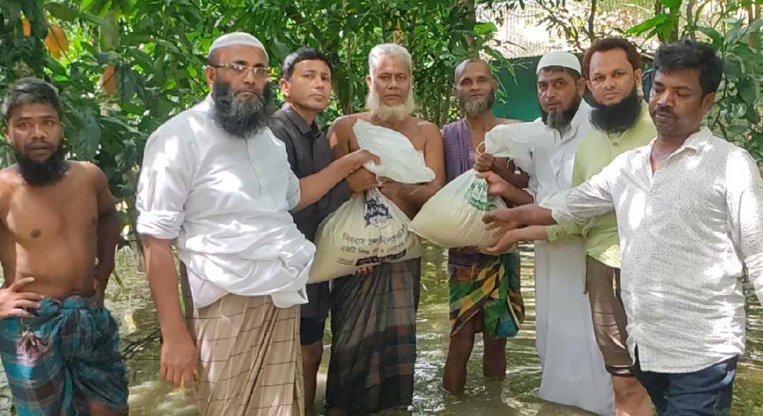 কচুয়ায় আহলে হাদীসের উদ্যোগে বন্যার্তদের মাঝে ত্রাণ বিতরণ