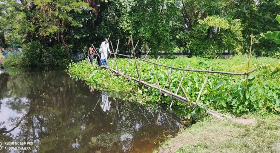 কচুয়ায় ঝুঁকিপূর্ণ বাঁশের সাঁকো দিয়ে পারাপার হচ্ছে ২০ গ্রামের মানুষ