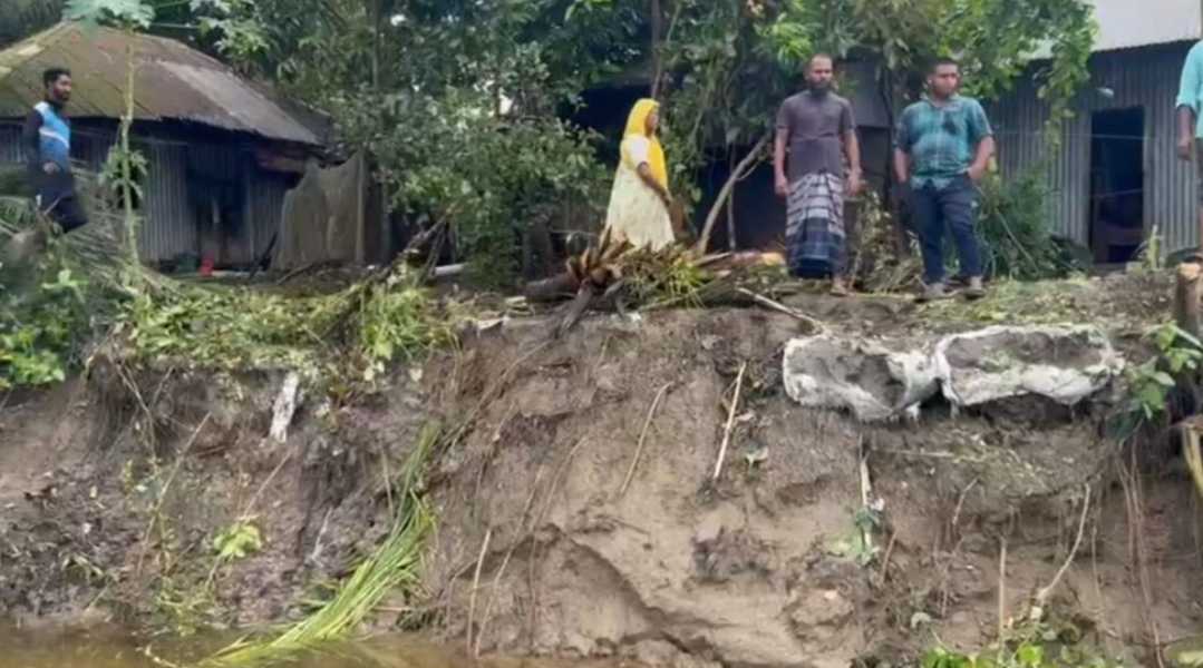 চাঁদপুরে ডাকাতিয়া নদীতে ভাঙন, কবরস্থান বসতবাড়ি বিলীন