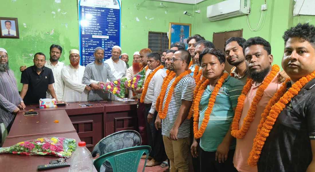 হাজীগঞ্জ প্রেসক্লাব কমিটিকে বাজার ব্যবসায়ী সমিতির শুভেচ্ছা