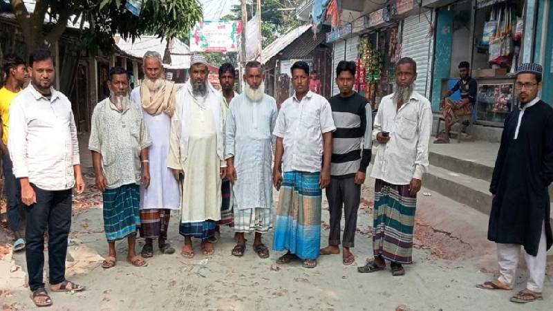 কচুয়ায় নিজ অর্থায়নে রাস্তা সংস্কার করলেন প্রবাসী