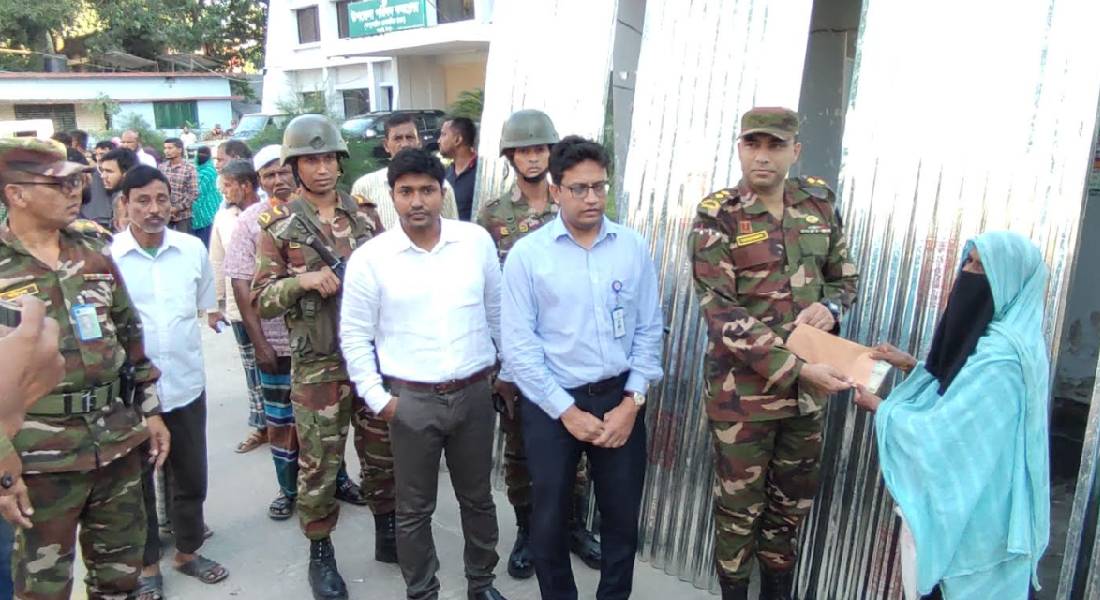 শাহরাস্তিতে সেনাবাহিনীর গৃহ নির্মাণ সামগ্রী অর্থ ও ত্রাণ বিতরণ