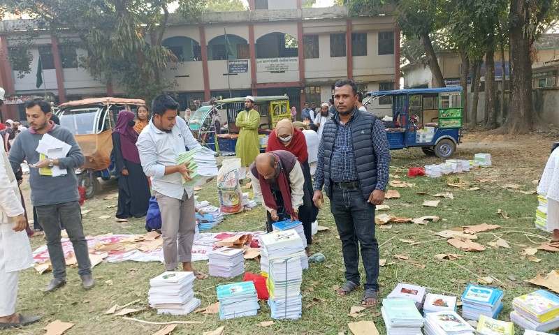 চাঁদপুরে শিক্ষার্থীদের হাতে নতুন বই তুলে দিতে বই সংগ্রহ