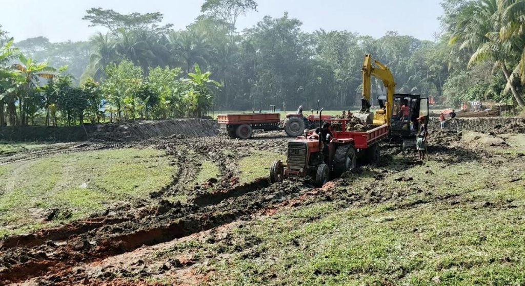 ফরিদগঞ্জ সড়কে ট্রাক্টরের মিছিল, কৃষি জমির মাটি কাটার মহোৎসব