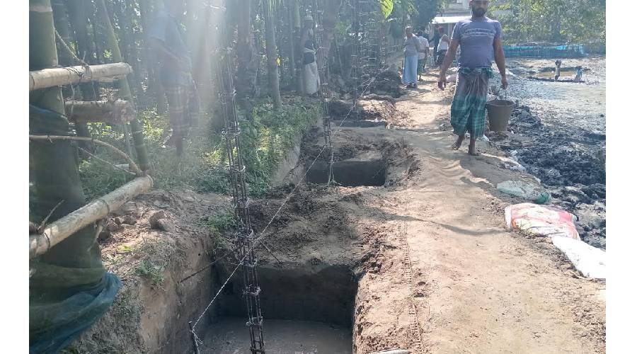 বালিয়ায় আ.লীগ নেতার বিরুদ্ধে চলাচলের রাস্তায় বাউন্ডারি করার অভিযোগ