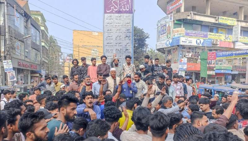 চাঁদপুর হকার্স মার্কেটে ব্যবসায়ীর ওপর হামলার প্রতিবাদে শহরে ব্যবসায়ীদের  বিক্ষোভ