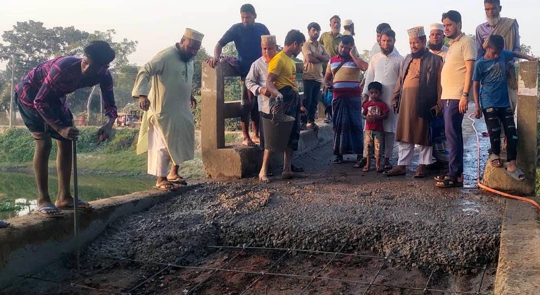 পুরাতন ব্রীজ স্বেচ্ছাশ্রমে সংস্কার করে দিলেন জামায়াত-বিএনপি নেতাকর্মীরা