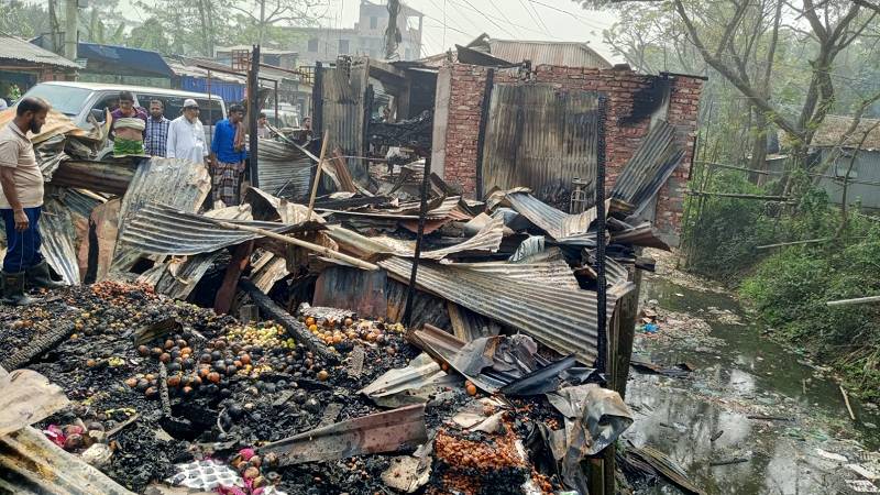 মতলবে আগুনে পুড়ল ১২ দোকান, কোটি টাকার ক্ষয়ক্ষতি