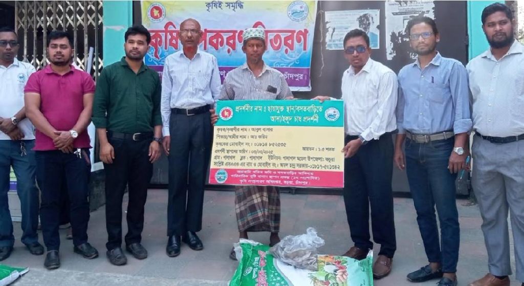 কচুয়ায় প্রান্তিক কৃষকদের মাঝে কৃষি উপকরণ বিতরণ