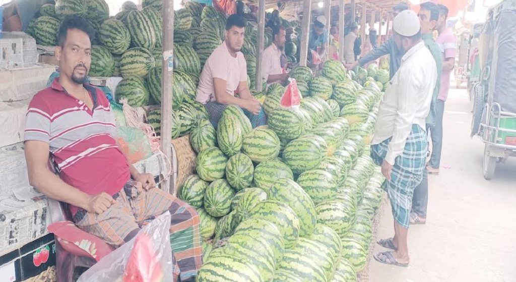 ছেংগারচর বাজারে রমজানে কদর বেড়েছে তরমুজের