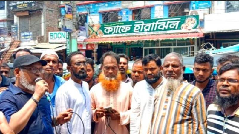 চাঁদপুরে সিএনজি-অটোরিকশার টোল আদায় বন্ধের দাবিতে বিক্ষোভ ও স্মারকলিপি