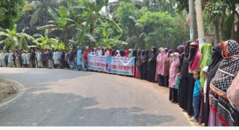 ফরিদগঞ্জে হয়রানির প্রতিবাদে এলাকাবাসীর মানববন্ধন