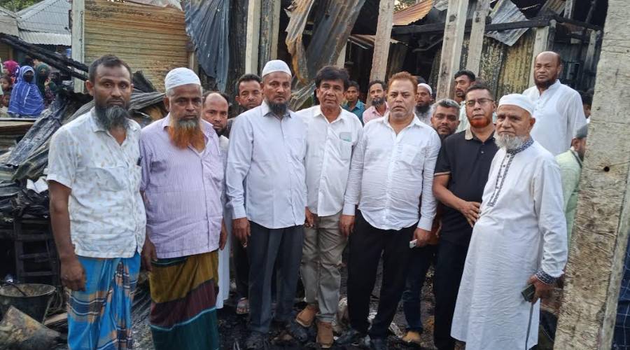 ড. জালালের পক্ষে মুন্সীরহাটে অগ্নিকাণ্ডস্থল পরিদর্শনে এনামুল হক বাদল