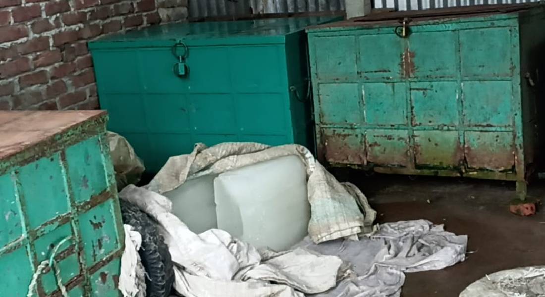 বড়স্টেশনে দোকানে গোপনে বরফ মজুদ ও বিক্রি হচ্ছে বড়স্টেশনে দোকানে গোপনে বরফ মজুদ ও বিক্রি হচ্ছে