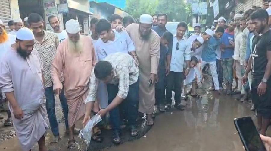 দেবিদ্বার-চান্দিনা সড়কে মাছ ছেড়ে প্রতিবাদ হাসনাত আবদুল্লাহর