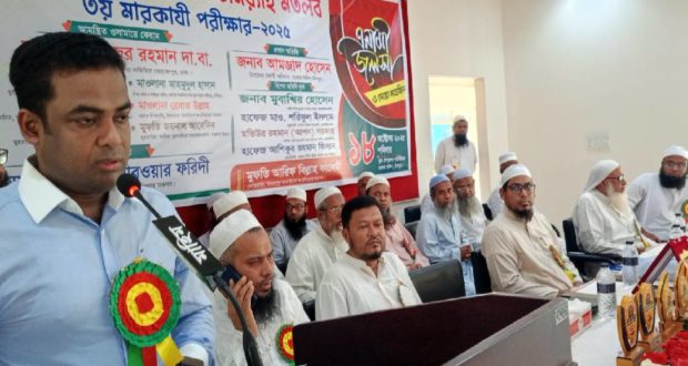 Yosh porno aktrisa Gina Jonson Yigit internetda qizning oyogini yalaydi