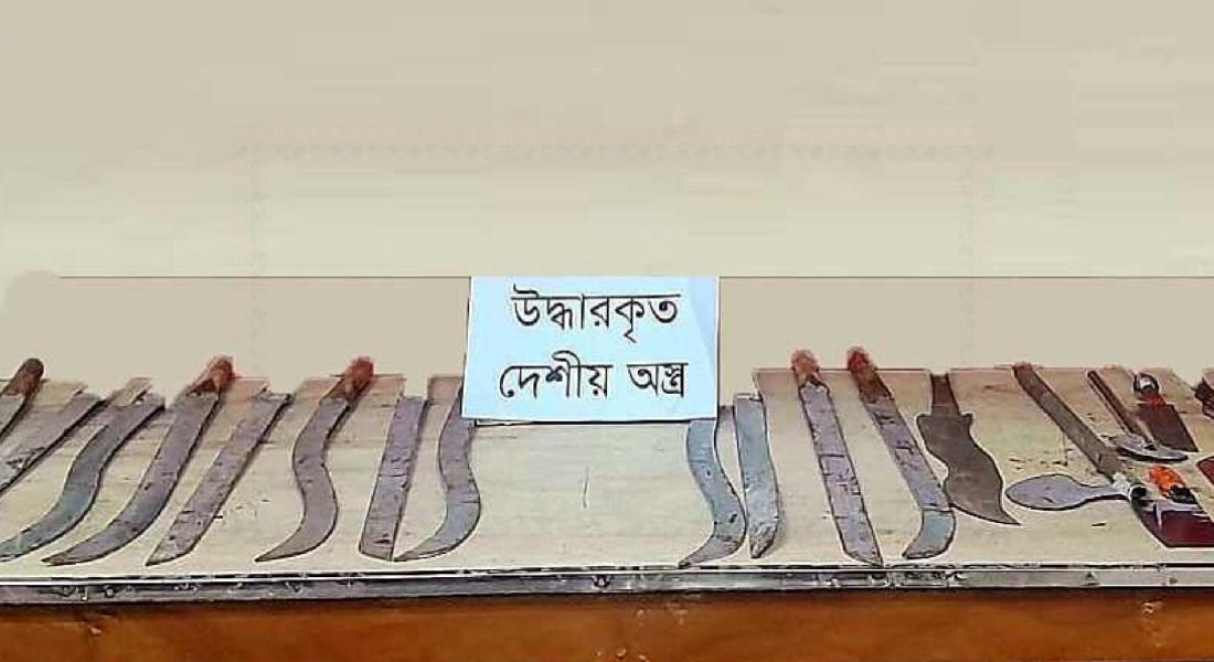 চাঁদপুর শহরে বিপুল পরিমাণ দেশীয় অস্ত্র উদ্ধার চাঁদপুর শহরে বিপুল পরিমাণ দেশীয় অস্ত্র উদ্ধার