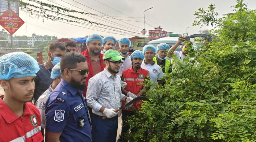 হাজীগঞ্জ-রামগঞ্জ সড়ক দুর্ঘটনা রোধে ঝোপঝাড় পরিষ্কার