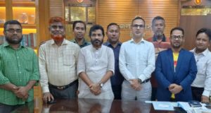 হাজীগঞ্জে চিকিৎসক ও স্বাস্থ্যকর্মীদের সুরক্ষায় পিপিই বিতরণ