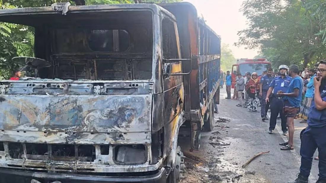 পদ্মা সেতুর সামনে এক্সপ্রেসওয়ে ট্রাকে আগুন, ককটেল বিস্ফোরণ