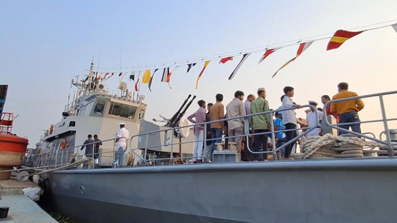 চাঁদপুরে যুদ্ধ জাহাজ ‘অতন্দ্র’ দেখতে দর্শনার্থীদের ভিড়