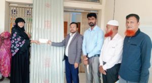 কচুয়ায় ক্ষতিগ্রস্ত পরিবারের মাঝে চেক ও ঢেউটিন বিতরণ