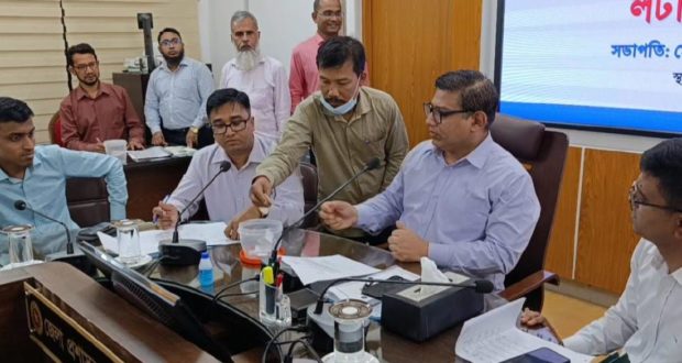 কর্মচারীরা